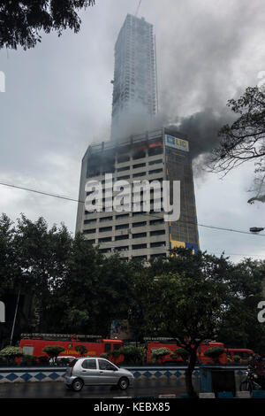 Kalkutta, Indien. Oktober 2017. Rauch steigt aus einem Gewerbegebäude auf, in dem ein Feuer im Zentrum von Kalkutta, Indien, ausbrach, 19. Oktober 2017. Ein Großbrand brach am Donnerstag in einem Bürohochhaus in der ostindischen Stadt Kalkutta aus. Quelle: Tumpa Mondal/Xinhua/Alamy Live News Stockfoto