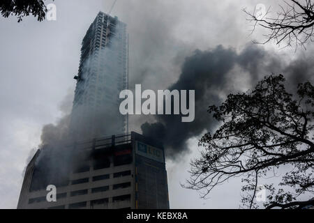 Kalkutta, Indien. Oktober 2017. Rauch steigt aus einem Gewerbegebäude auf, in dem ein Feuer im Zentrum von Kalkutta, Indien, ausbrach, 19. Oktober 2017. Ein Großbrand brach am Donnerstag in einem Bürohochhaus in der ostindischen Stadt Kalkutta aus. Quelle: Tumpa Mondal/Xinhua/Alamy Live News Stockfoto