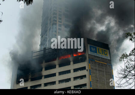 Kalkutta, Indien. Oktober 2017. Die Flammen sind in einem Geschäftsgebäude in Zentral-Kalkutta, Indien, am 19. Oktober 2017 zu sehen. Ein Großbrand brach am Donnerstag in einem Bürohochhaus in der ostindischen Stadt Kalkutta aus. Quelle: Tumpa Mondal/Xinhua/Alamy Live News Stockfoto