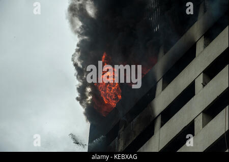 Kalkutta, Indien. Oktober 2017. Die Flammen sind in einem Geschäftsgebäude in Zentral-Kalkutta, Indien, am 19. Oktober 2017 zu sehen. Ein Großbrand brach am Donnerstag in einem Bürohochhaus in der ostindischen Stadt Kalkutta aus. Quelle: Tumpa Mondal/Xinhua/Alamy Live News Stockfoto