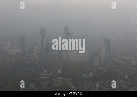 London, Großbritannien. 19 Okt, 2017. Blick auf London aus der Shard wie am frühen Morgen Nebel erstreckt sich auf den gesamten Kapital. Credit: dinendra Haria/alamy leben Nachrichten Stockfoto