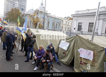 Kiew, Ukraine. 19 Okt, 2017. die Demonstranten in der Nähe der Zelte bei einer Rallye eine Reform des Wahlrechts zu Verlangen zu sehen sind, vor dem ukrainischen Parlament in Kiew, Ukraine, am 19. Oktober 2017. Credit: Serg glovny/zuma Draht/alamy leben Nachrichten Stockfoto