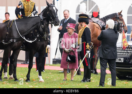 London, Großbritannien. Oktober 2017. Königin Elisabeth II. Berichtet anlässlich ihres 70-jährigen Jubiläums über die königliche HorseArtillerie im Hyde Park. Die KTRHA wurde auf Wunsch seiner Majestät König Georg VI. Im Oktober 1947 gegründet. Die Royal Artillery, bekannt als die˜Gunners, stellt der britischen Armee Feuerkraft zur Verfügung. Ausgestattet mit 13-Pfünder-Feldgeschützen aus dem Ersten Weltkrieg, bietet die Truppe zeremonielle Grußworte für königliche Anlässe und Staatsveranstaltungen. Quelle: ZUMA Press, Inc./Alamy Live News Stockfoto