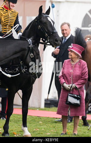 London, Großbritannien. Oktober 2017. Königin Elisabeth II. Berichtet anlässlich ihres 70-jährigen Jubiläums über die königliche HorseArtillerie im Hyde Park. Die KTRHA wurde auf Wunsch seiner Majestät König Georg VI. Im Oktober 1947 gegründet. Die Royal Artillery, bekannt als die˜Gunners, stellt der britischen Armee Feuerkraft zur Verfügung. Ausgestattet mit 13-Pfünder-Feldgeschützen aus dem Ersten Weltkrieg, bietet die Truppe zeremonielle Grußworte für königliche Anlässe und Staatsveranstaltungen. Quelle: ZUMA Press, Inc./Alamy Live News Stockfoto