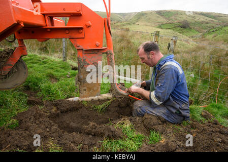 Chipping, Großbritannien. Oktober 2017. Es wird daran gearbeitet, das schnellste ländliche Breitbandnetz der Welt in den Ackerland um Chipping, Preston und Lancashire zu installieren. B4RN, Broadband for the Rural North, bietet volle 1.000 Mbit/s und ist ein professionell gestaltetes Glasfaser-Breitbandnetz, das als gemeinnützige gemeinnützige Gesellschaft registriert und mit Unterstützung von Grundbesitzern und Freiwilligen betrieben wird. Kredit: John Eveson/Alamy Live Nachrichten Stockfoto