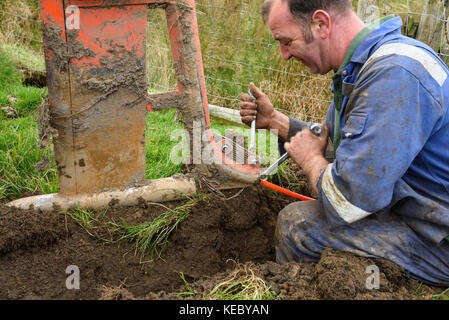 Chipping, Großbritannien. Oktober 2017. Es wird daran gearbeitet, das schnellste ländliche Breitbandnetz der Welt in den Ackerland um Chipping, Preston und Lancashire zu installieren. B4RN, Broadband for the Rural North, bietet volle 1.000 Mbit/s und ist ein professionell gestaltetes Glasfaser-Breitbandnetz, das als gemeinnützige gemeinnützige Gesellschaft registriert und mit Unterstützung von Grundbesitzern und Freiwilligen betrieben wird. Kredit: John Eveson/Alamy Live Nachrichten Stockfoto