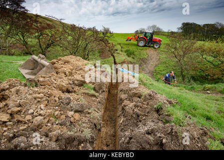 Chipping, Großbritannien. Oktober 2017. Es wird daran gearbeitet, das schnellste ländliche Breitbandnetz der Welt in den Ackerland um Chipping, Preston und Lancashire zu installieren. B4RN, Broadband for the Rural North, bietet volle 1.000 Mbit/s und ist ein professionell gestaltetes Glasfaser-Breitbandnetz, das als gemeinnützige gemeinnützige Gesellschaft registriert und mit Unterstützung von Grundbesitzern und Freiwilligen betrieben wird. Kredit: John Eveson/Alamy Live Nachrichten Stockfoto