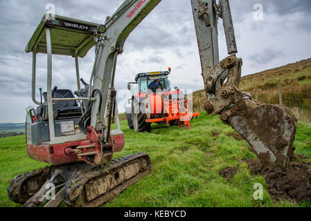 Chipping, Großbritannien. Oktober 2017. Es wird daran gearbeitet, das schnellste ländliche Breitbandnetz der Welt in den Ackerland um Chipping, Preston und Lancashire zu installieren. B4RN, Broadband for the Rural North, bietet volle 1.000 Mbit/s und ist ein professionell gestaltetes Glasfaser-Breitbandnetz, das als gemeinnützige gemeinnützige Gesellschaft registriert und mit Unterstützung von Grundbesitzern und Freiwilligen betrieben wird. Kredit: John Eveson/Alamy Live Nachrichten Stockfoto