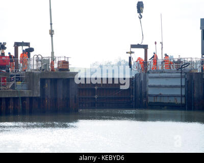 Queenborough, Kent, UK. 19 Okt, 2017. Die Umweltagentur führen Sie Tests auf die Flut Tor am Eingang Queenborough Creek als Teil der Werke liegt die Barriere zu sanieren. Credit: James Bell/Alamy leben Nachrichten Stockfoto