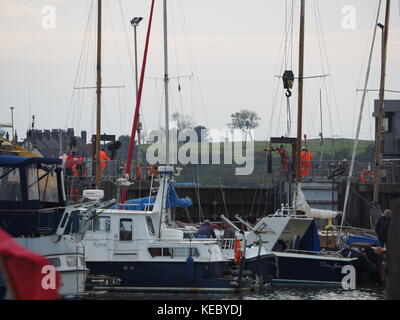 Queenborough, Kent, UK. 19 Okt, 2017. Die Umweltagentur führen Sie Tests auf die Flut Tor am Eingang Queenborough Creek als Teil der Werke liegt die Barriere zu sanieren. Credit: James Bell/Alamy leben Nachrichten Stockfoto