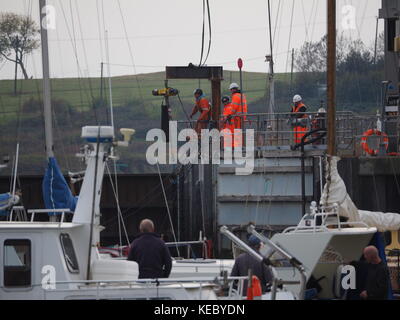 Queenborough, Kent, UK. 19 Okt, 2017. Die Umweltagentur führen Sie Tests auf die Flut Tor am Eingang Queenborough Creek als Teil der Werke liegt die Barriere zu sanieren. Credit: James Bell/Alamy leben Nachrichten Stockfoto