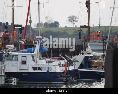 Queenborough, Kent, UK. 19 Okt, 2017. Die Umweltagentur führen Sie Tests auf die Flut Tor am Eingang Queenborough Creek als Teil der Werke liegt die Barriere zu sanieren. Credit: James Bell/Alamy leben Nachrichten Stockfoto