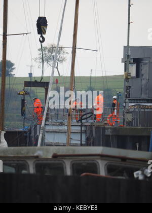 Queenborough, Kent, UK. 19 Okt, 2017. Die Umweltagentur führen Sie Tests auf die Flut Tor am Eingang Queenborough Creek als Teil der Werke liegt die Barriere zu sanieren. Credit: James Bell/Alamy leben Nachrichten Stockfoto