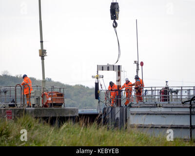 Queenborough, Kent, UK. 19 Okt, 2017. Die Umweltagentur führen Sie Tests auf die Flut Tor am Eingang Queenborough Creek als Teil der Werke liegt die Barriere zu sanieren. Credit: James Bell/Alamy leben Nachrichten Stockfoto