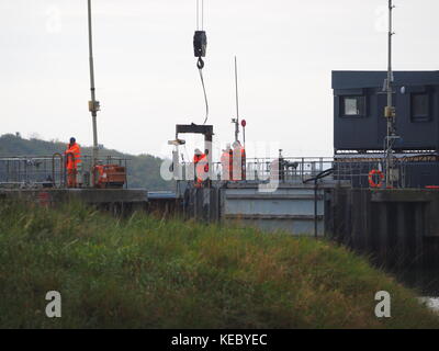 Queenborough, Kent, UK. 19 Okt, 2017. Die Umweltagentur führen Sie Tests auf die Flut Tor am Eingang Queenborough Creek als Teil der Werke liegt die Barriere zu sanieren. Credit: James Bell/Alamy leben Nachrichten Stockfoto