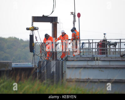 Queenborough, Kent, UK. 19 Okt, 2017. Die Umweltagentur führen Sie Tests auf die Flut Tor am Eingang Queenborough Creek als Teil der Werke liegt die Barriere zu sanieren. Credit: James Bell/Alamy leben Nachrichten Stockfoto