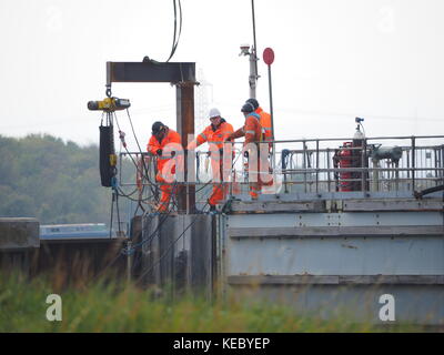 Queenborough, Kent, UK. 19 Okt, 2017. Die Umweltagentur führen Sie Tests auf die Flut Tor am Eingang Queenborough Creek als Teil der Werke liegt die Barriere zu sanieren. Credit: James Bell/Alamy leben Nachrichten Stockfoto