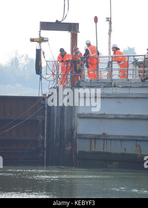 Queenborough, Kent, UK. 19 Okt, 2017. Die Umweltagentur führen Sie Tests auf die Flut Tor am Eingang Queenborough Creek als Teil der Werke liegt die Barriere zu sanieren. Credit: James Bell/Alamy leben Nachrichten Stockfoto