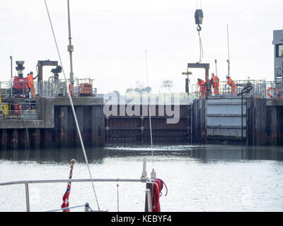 Queenborough, Kent, UK. 19 Okt, 2017. Die Umweltagentur führen Sie Tests auf die Flut Tor am Eingang Queenborough Creek als Teil der Werke liegt die Barriere zu sanieren. Credit: James Bell/Alamy leben Nachrichten Stockfoto