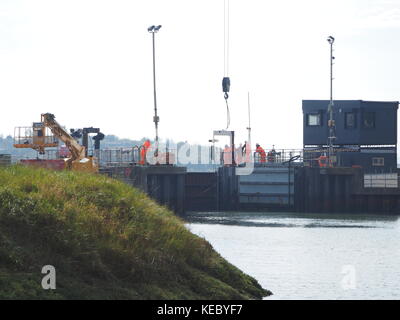 Queenborough, Kent, UK. 19 Okt, 2017. Die Umweltagentur führen Sie Tests auf die Flut Tor am Eingang Queenborough Creek als Teil der Werke liegt die Barriere zu sanieren. Credit: James Bell/Alamy leben Nachrichten Stockfoto