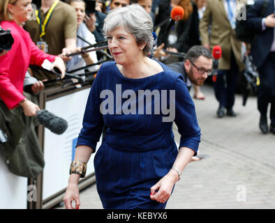 Brüssel, Belgien Oktober 2017. Die britische Premierministerin Theresa May trifft am ersten Tag des zweitägigen EU-Gipfels am 19. Oktober 2017 in Brüssel ein. Quelle: Ye Pingfan/Xinhua/Alamy Live News Stockfoto