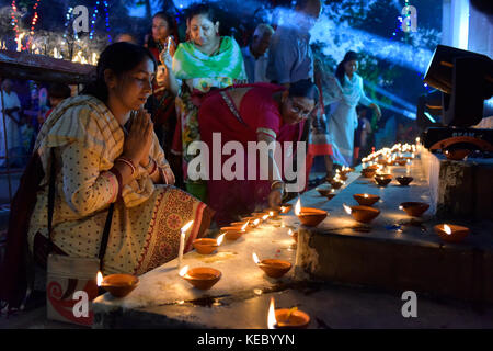 Dhaka, Bangladesch. 19 Okt, 2017. bangladeshi hinduistischen Menschen Öllampen das Diwali-fest oder das "Festival der Lichter" an einem Tempel in Dhaka zu feiern. das Diwali Festival der Lichter symbolisiert den Sieg des Guten über das Böse, das zum Gedenken an Herrn Ram zurück zu seinem Königreich Ayodhya nach Abschluss seiner 14-jährigen Exil. Credit: sk Hasan Ali/alamy leben Nachrichten Stockfoto