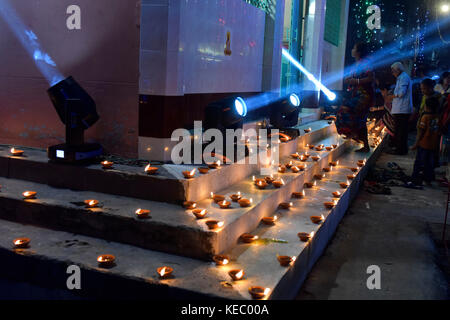 Dhaka, Bangladesch. 19 Okt, 2017. bangladeshi hinduistischen Menschen Öllampen das Diwali-fest oder das "Festival der Lichter" an einem Tempel in Dhaka zu feiern. das Diwali Festival der Lichter symbolisiert den Sieg des Guten über das Böse, das zum Gedenken an Herrn Ram zurück zu seinem Königreich Ayodhya nach Abschluss seiner 14-jährigen Exil. Credit: sk Hasan Ali/alamy leben Nachrichten Stockfoto