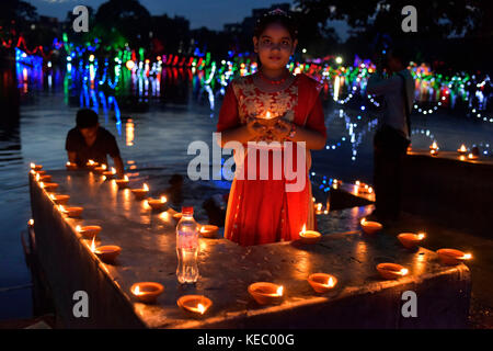 Dhaka, Bangladesch. 19 Okt, 2017. bangladeshi hinduistischen Menschen Öllampen das Diwali-fest oder das "Festival der Lichter" an einem Tempel in Dhaka zu feiern. das Diwali Festival der Lichter symbolisiert den Sieg des Guten über das Böse, das zum Gedenken an Herrn Ram zurück zu seinem Königreich Ayodhya nach Abschluss seiner 14-jährigen Exil. Credit: sk Hasan Ali/alamy leben Nachrichten Stockfoto