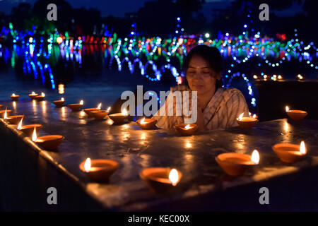 Dhaka, Bangladesch. 19 Okt, 2017. bangladeshi hinduistischen Menschen Öllampen das Diwali-fest oder das "Festival der Lichter" an einem Tempel in Dhaka zu feiern. das Diwali Festival der Lichter symbolisiert den Sieg des Guten über das Böse, das zum Gedenken an Herrn Ram zurück zu seinem Königreich Ayodhya nach Abschluss seiner 14-jährigen Exil. Credit: sk Hasan Ali/alamy leben Nachrichten Stockfoto