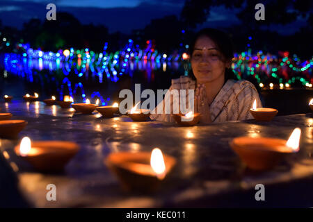 Dhaka, Bangladesch. 19 Okt, 2017. bangladeshi hinduistischen Menschen Öllampen das Diwali-fest oder das "Festival der Lichter" an einem Tempel in Dhaka zu feiern. das Diwali Festival der Lichter symbolisiert den Sieg des Guten über das Böse, das zum Gedenken an Herrn Ram zurück zu seinem Königreich Ayodhya nach Abschluss seiner 14-jährigen Exil. Credit: sk Hasan Ali/alamy leben Nachrichten Stockfoto