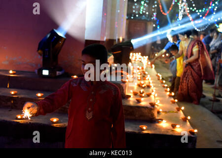 Dhaka, Bangladesch. 19 Okt, 2017. bangladeshi hinduistischen Menschen Öllampen das Diwali-fest oder das "Festival der Lichter" an einem Tempel in Dhaka zu feiern. das Diwali Festival der Lichter symbolisiert den Sieg des Guten über das Böse, das zum Gedenken an Herrn Ram zurück zu seinem Königreich Ayodhya nach Abschluss seiner 14-jährigen Exil. Credit: sk Hasan Ali/alamy leben Nachrichten Stockfoto