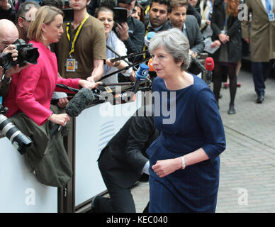 Brüssel, Belgien. 19 Okt, 2017. Ankunft und vor der Haustür von Theresa, Premierminister des Vereinigten Königreichs, auf der Tagung des Europäischen Rates. Credit: leo Cavallo/alamy leben Nachrichten Stockfoto