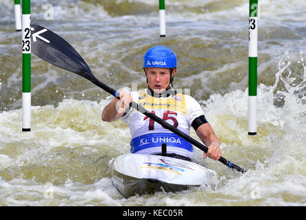 ***DATEIFOTO VON DER ICF Canoe Slalom World Cup in Prag, 16. Juni 2017*** die tschechische Kajakfahrerin Stepanka Hilgertova, eine zweifache Olympiasiegerin im Wasserslalom, beendet ihre professionelle Sportkarriere mit 49 Jahren, sagte sie in einem Interview mit der Website des Tschechischen Olympischen Komitees vom 19. Oktober 2017. Ihr Arbeitsvertrag im Dukla-Sportclub läuft Ende Oktober aus. Sie sagte, sie würde gerne weiterhin auf Amateurebene konkurrieren. Hilgertova startete bei sechs Olympischen Spielen von Barcelona 1992 bis London 2012. Sie gewann Goldmedaillen bei den Olympischen Sommerspielen 1996 in Atlanta und in Sydney Stockfoto