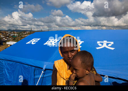 Cox's Bazar, Bangladesch. 19 Okt, 2017. Der rohingya Flüchtlinge lifestyle Innen balukhali Flüchtlingslager in Cox's Bazar, Bangladesch am 19. Oktober 2017 fast 600.000 Rohingya-Flüchtlinge in Bangladesch haben seit August, auf der Flucht vor der Gewalt im Staat Rakhine, Myanmar, wo die UN-Truppen von waging eine ethnische Säuberungen gegen sie beschuldigt hat. Credit: zakir Hossain chowdhury Zakir/alamy leben Nachrichten Stockfoto