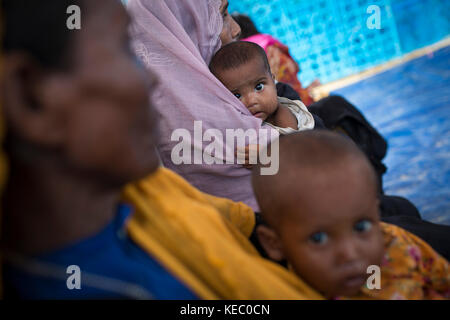 Cox's Bazar, Bangladesch. 19 Okt, 2017. rohingya Mütter mit Ihrem Kind warten für Gesundheit Hilfe bei balukhali Flüchtlingslager in Cox's Bazar, Bangladesch am 19. Oktober 2017 fast 600.000 Rohingya-Flüchtlinge in Bangladesch haben seit August, auf der Flucht vor der Gewalt im Staat Rakhine, Myanmar, wo die UN-Truppen von waging eine ethnische Säuberungen gegen sie beschuldigt hat. Credit: zakir Hossain chowdhury Zakir/alamy leben Nachrichten Stockfoto