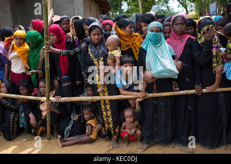 Cox's Bazar, Bangladesch. 19 Okt, 2017. Rohingya-flüchtlinge für Nahrungsmittelhilfe auf balukhali Flüchtlingslager versammelt in Cox's Bazar, Bangladesch am 19. Oktober 2017 fast 600.000 Rohingya-Flüchtlinge in Bangladesch haben seit August, auf der Flucht vor der Gewalt im Staat Rakhine, Myanmar, wo die UN-Truppen von waging eine ethnische Säuberungen gegen sie beschuldigt hat. Credit: zakir Hossain chowdhury Zakir/alamy leben Nachrichten Stockfoto