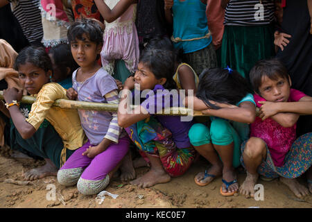 Cox's Bazar, Bangladesch. 19 Okt, 2017. Rohingya-flüchtlinge für Nahrungsmittelhilfe auf balukhali Flüchtlingslager versammelt in Cox's Bazar, Bangladesch am 19. Oktober 2017 fast 600.000 Rohingya-Flüchtlinge in Bangladesch haben seit August, auf der Flucht vor der Gewalt im Staat Rakhine, Myanmar, wo die UN-Truppen von waging eine ethnische Säuberungen gegen sie beschuldigt hat. Credit: zakir Hossain chowdhury Zakir/alamy leben Nachrichten Stockfoto