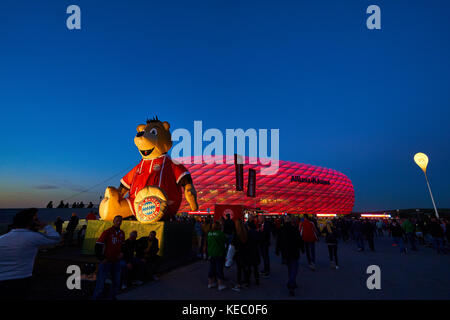 München, Deutschland. 18 Okt, 2017. fc Bayern München, München, 18. Oktober, das Fußballstadion Allianz Arena 2017 München außen mit Maskottchen Bernie fc Bayern München - Celtic Glasgow 3-0 Fußball UEFA Champions League in München, Deutschland, 18. Oktober 2017 Credit: Peter Schatz/alamy leben Nachrichten Stockfoto