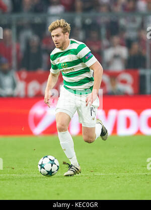 München, Deutschland. 18 Okt, 2017. fc Bayern München, München, 18. Oktober 2017 Stuart Armstrong, Glasgow 14 treibt die Kugel, Action, full-size, FC Bayern München - Celtic Glasgow 3-0 Fußball UEFA Champions League in München, Deutschland, 18. Oktober 2017 Credit: Peter Schatz/alamy leben Nachrichten Stockfoto