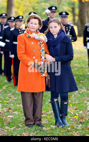 Oslo, Norwegen. 19. Oktober 2017. Königin Sonja und Prinzessin Ingrid Alexandra von Norwegen am 19. Oktober 2017 beim Slottssparken in Oslo, um zwei neue Skulpturen im Skulpturenpark von Prinzessin Ingrid Alexandra zu enthüllen Credit: Albert Nieboer/Netherlands OUT/Point De Vue Out · NO WIRE SERVICE · Credit: Albert Nieboer/RoyalPress/dpa/Alamy Live News Stockfoto