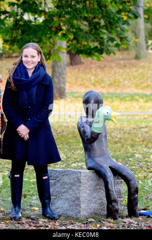 Oslo, Norwegen. Oktober 2017. Prinzessin Ingrid Alexandra von Norwegen im Slottsparken in Oslo, am 19. Oktober 2017, um zwei neue Skulpturen im Skulpturenpark von Prinzessin Ingrid Alexandra zu enthüllen. Credit: Albert Nieboer/Netherlands out/Point de Vue out · NO WIRE SERVICE · Credit: Albert Nieboer/RoyalPress/dpa/Alamy Live News Stockfoto