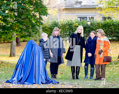 Oslo, Norwegen. Oktober 2017. Königin Sonja, Kronprinzessin Mette-Marit und Prinzessin Ingrid Alexandra von Norwegen im Slottsparken in Oslo, am 19. Oktober 2017, um zwei neue Skulpturen im Skulpturenpark von Prinzessin Ingrid Alexandra zu enthüllen Credit: Albert Nieboer/Netherlands out/Point de Vue out · NO WIRE SERVICE · Credit: Albert Nieboer/RoyalPress/dpa/Alamy Live News Stockfoto