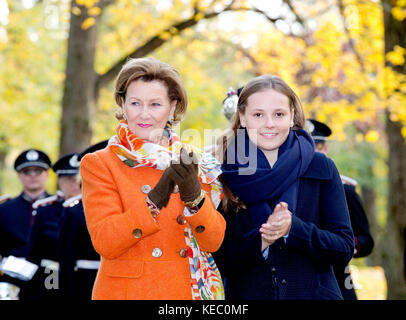 Oslo, Norwegen. 19. Oktober 2017. Königin Sonja und Prinzessin Ingrid Alexandra von Norwegen am 19. Oktober 2017 beim Slottssparken in Oslo, um zwei neue Skulpturen im Skulpturenpark von Prinzessin Ingrid Alexandra zu enthüllen Credit: Albert Nieboer/Netherlands OUT/Point De Vue Out · NO WIRE SERVICE · Credit: Albert Nieboer/RoyalPress/dpa/Alamy Live News Stockfoto