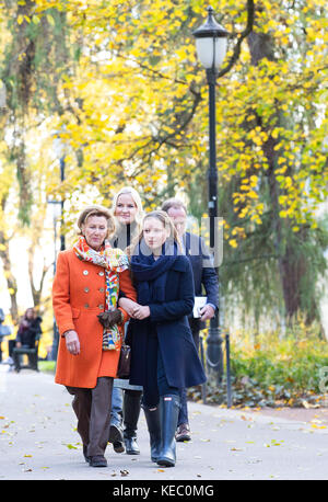 Oslo, Norwegen. Oktober 2017. Königin Sonja, Kronprinzessin Mette-Marit und Prinzessin Ingrid Alexandra von Norwegen im Slottsparken in Oslo, am 19. Oktober 2017, um zwei neue Skulpturen im Skulpturenpark von Prinzessin Ingrid Alexandra zu enthüllen Credit: Albert Nieboer/Netherlands out/Point de Vue out · NO WIRE SERVICE · Credit: Albert Nieboer/RoyalPress/dpa/Alamy Live News Stockfoto