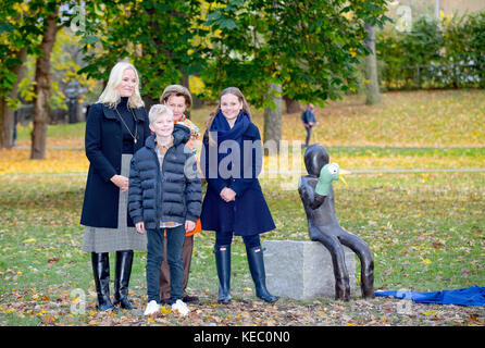 Oslo, Norwegen. Oktober 2017. Königin Sonja, Kronprinzessin Mette-Marit und Prinzessin Ingrid Alexandra von Norwegen im Slottsparken in Oslo, am 19. Oktober 2017, um zwei neue Skulpturen im Skulpturenpark von Prinzessin Ingrid Alexandra zu enthüllen Credit: Albert Nieboer/Netherlands out/Point de Vue out · NO WIRE SERVICE · Credit: Albert Nieboer/RoyalPress/dpa/Alamy Live News Stockfoto