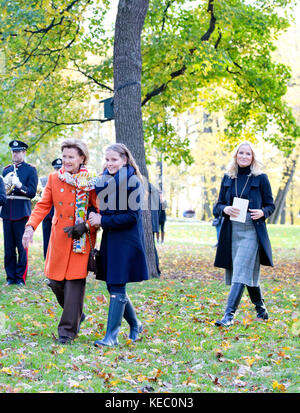 Oslo, Norwegen. Oktober 2017. Königin Sonja, Kronprinzessin Mette-Marit und Prinzessin Ingrid Alexandra von Norwegen im Slottsparken in Oslo, am 19. Oktober 2017, um zwei neue Skulpturen im Skulpturenpark von Prinzessin Ingrid Alexandra zu enthüllen Credit: Albert Nieboer/Netherlands out/Point de Vue out · NO WIRE SERVICE · Credit: Albert Nieboer/RoyalPress/dpa/Alamy Live News Stockfoto