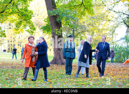 Oslo, Norwegen. Oktober 2017. Königin Sonja, Kronprinzessin Mette-Marit und Prinzessin Ingrid Alexandra von Norwegen im Slottsparken in Oslo, am 19. Oktober 2017, um zwei neue Skulpturen im Skulpturenpark von Prinzessin Ingrid Alexandra zu enthüllen Credit: Albert Nieboer/Netherlands out/Point de Vue out · NO WIRE SERVICE · Credit: Albert Nieboer/RoyalPress/dpa/Alamy Live News Stockfoto