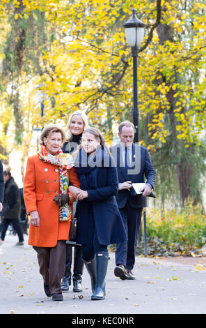 Oslo, Norwegen. Oktober 2017. Königin Sonja, Kronprinzessin Mette-Marit und Prinzessin Ingrid Alexandra von Norwegen im Slottsparken in Oslo, am 19. Oktober 2017, um zwei neue Skulpturen im Skulpturenpark von Prinzessin Ingrid Alexandra zu enthüllen Credit: Albert Nieboer/Netherlands out/Point de Vue out · NO WIRE SERVICE · Credit: Albert Nieboer/RoyalPress/dpa/Alamy Live News Stockfoto