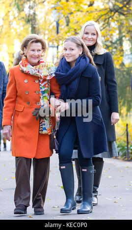 Oslo, Norwegen. Oktober 2017. Königin Sonja, Kronprinzessin Mette-Marit und Prinzessin Ingrid Alexandra von Norwegen im Slottsparken in Oslo, am 19. Oktober 2017, um zwei neue Skulpturen im Skulpturenpark von Prinzessin Ingrid Alexandra zu enthüllen Credit: Albert Nieboer/Netherlands out/Point de Vue out · NO WIRE SERVICE · Credit: Albert Nieboer/RoyalPress/dpa/Alamy Live News Stockfoto