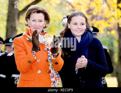 Oslo, Norwegen. 19. Oktober 2017. Königin Sonja und Prinzessin Ingrid Alexandra von Norwegen am 19. Oktober 2017 beim Slottssparken in Oslo, um zwei neue Skulpturen im Skulpturenpark von Prinzessin Ingrid Alexandra zu enthüllen Credit: Albert Nieboer/Netherlands OUT/Point De Vue Out · NO WIRE SERVICE · Credit: Albert Nieboer/RoyalPress/dpa/Alamy Live News Stockfoto